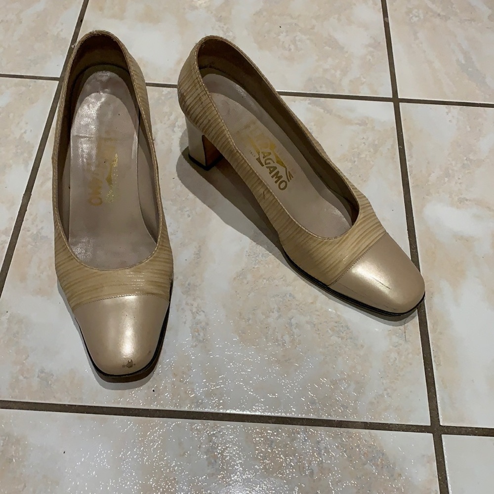 Salvatore Ferragamo off white pump suede striped